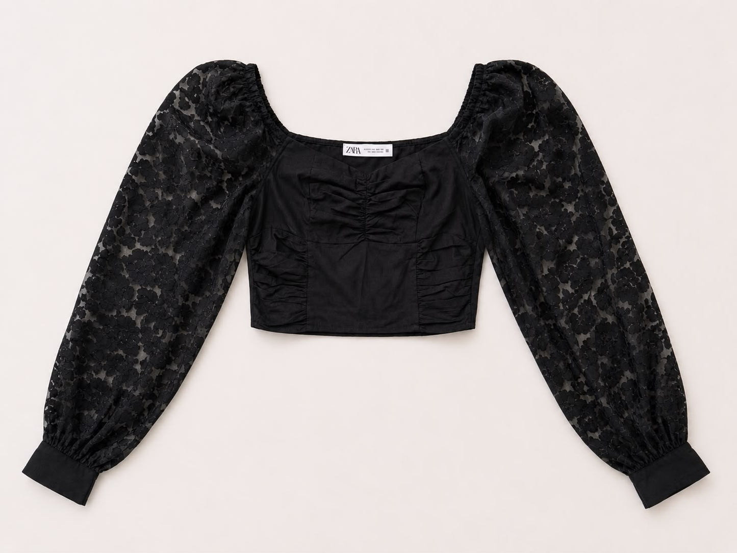 חולצת קרופ שחורה עם שרוולי תחרה – ZARA