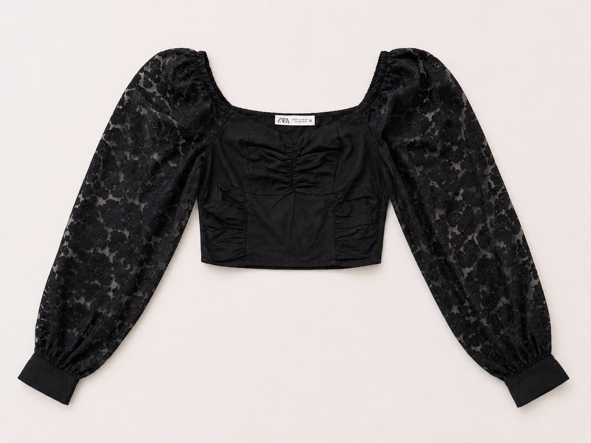 חולצת קרופ שחורה עם שרוולי תחרה – ZARA