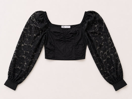 חולצת קרופ שחורה עם שרוולי תחרה – ZARA