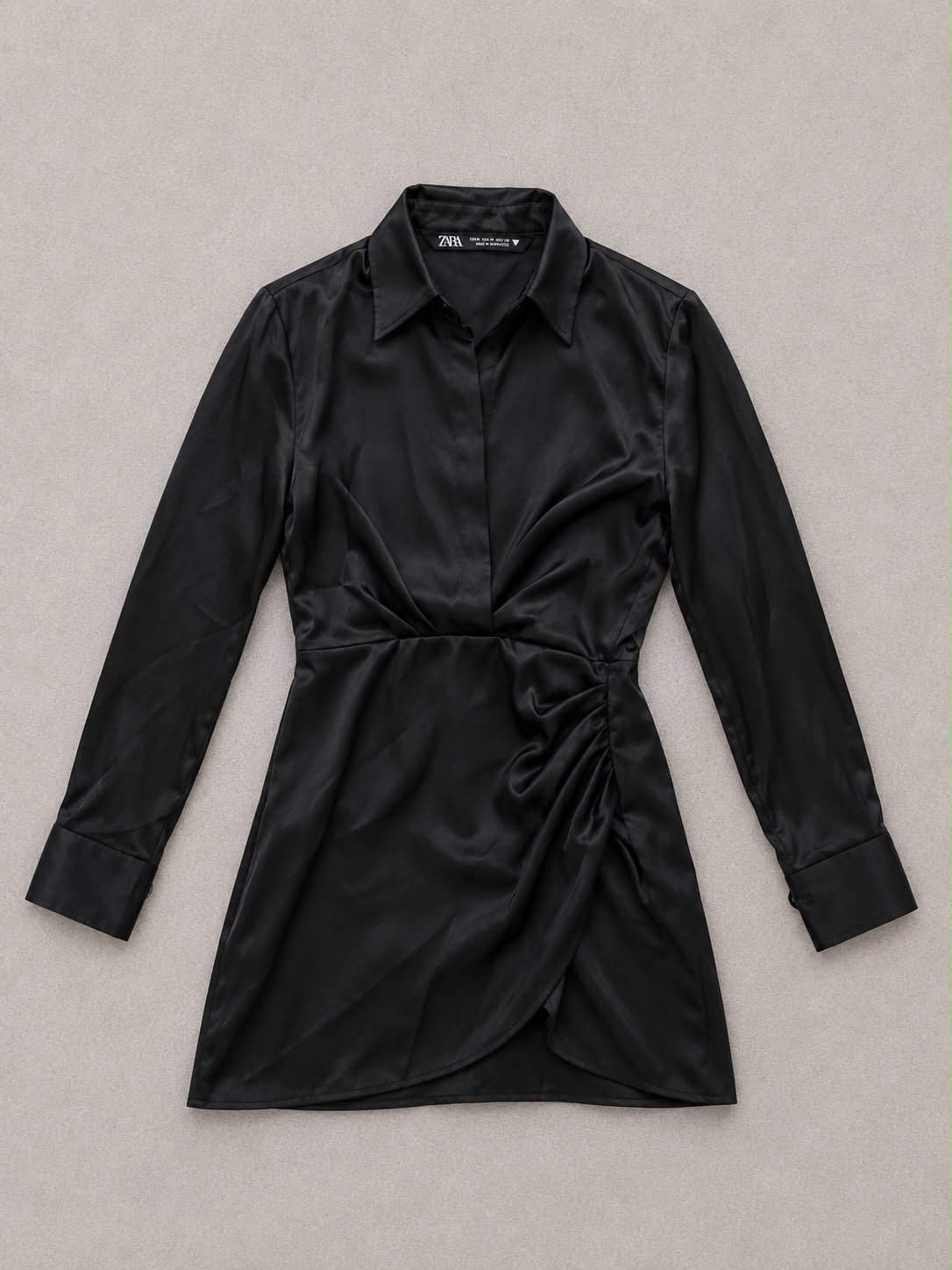שמלת מיני שחורה בגזרת מעטפת Zara