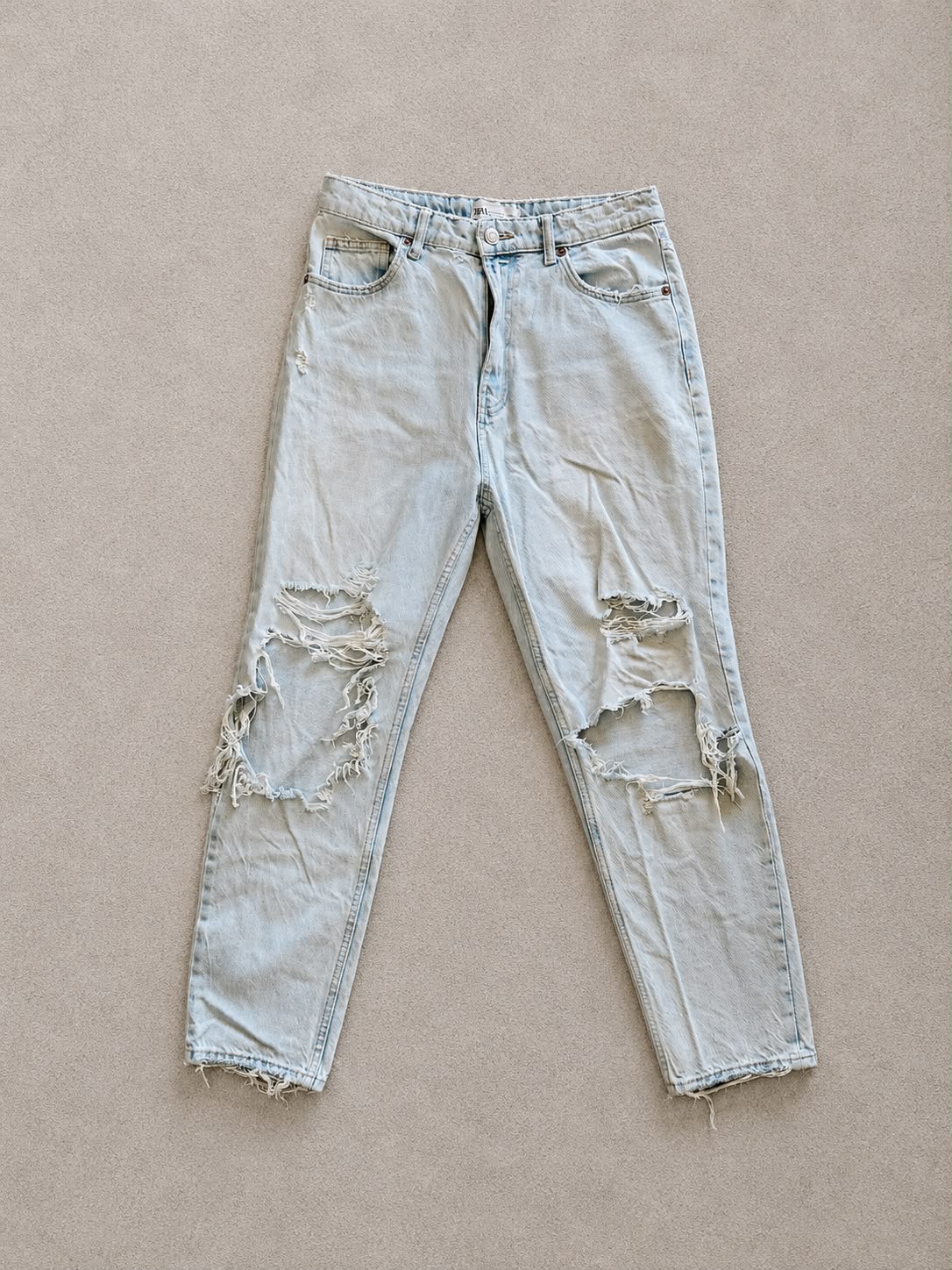 ג׳ינס קרעים בגוון כחול בהיר Zara