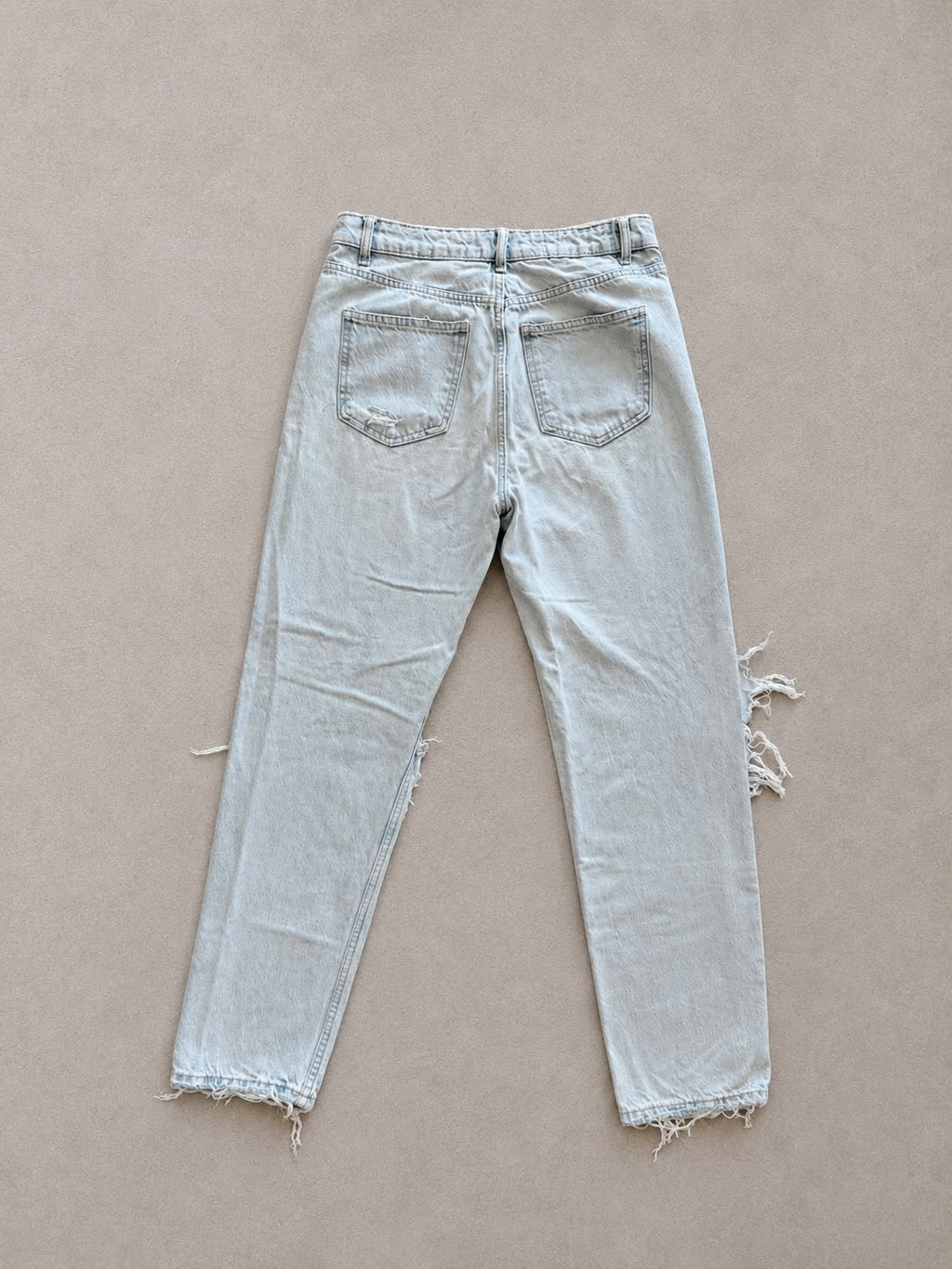 ג׳ינס קרעים בגוון כחול בהיר Zara