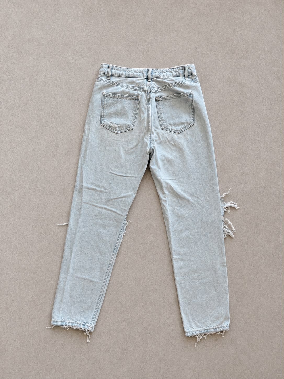 ג׳ינס קרעים בגוון כחול בהיר Zara